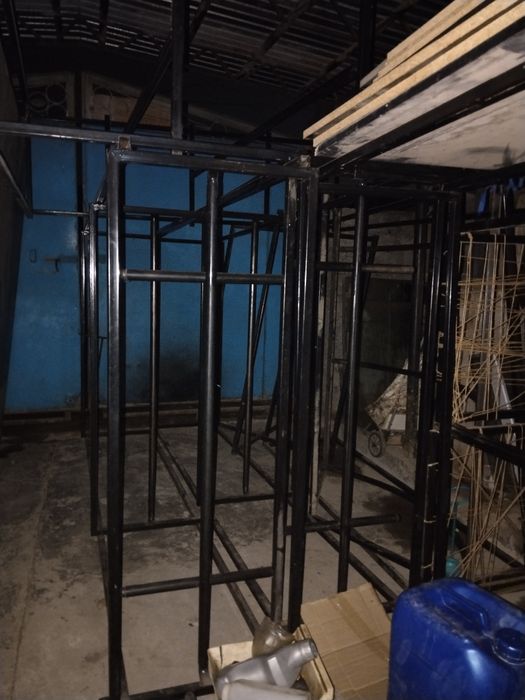 Продаю стойки и полки для магазина вещей и обуви