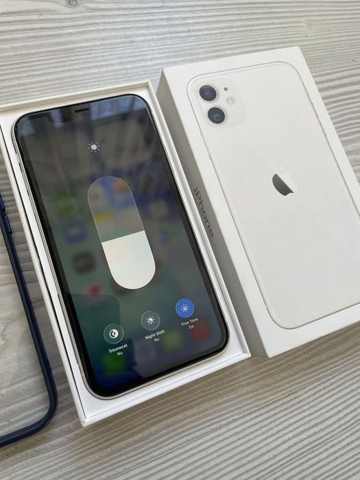 Iphone 11 white 83% baterie
