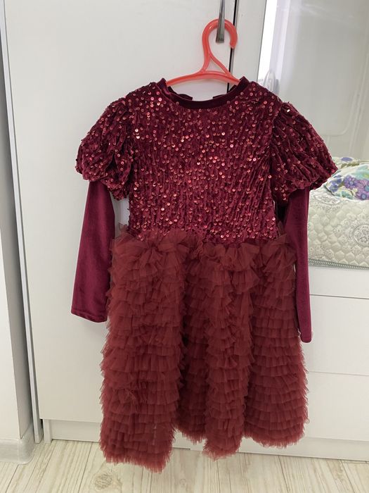 Продам платье на девочек