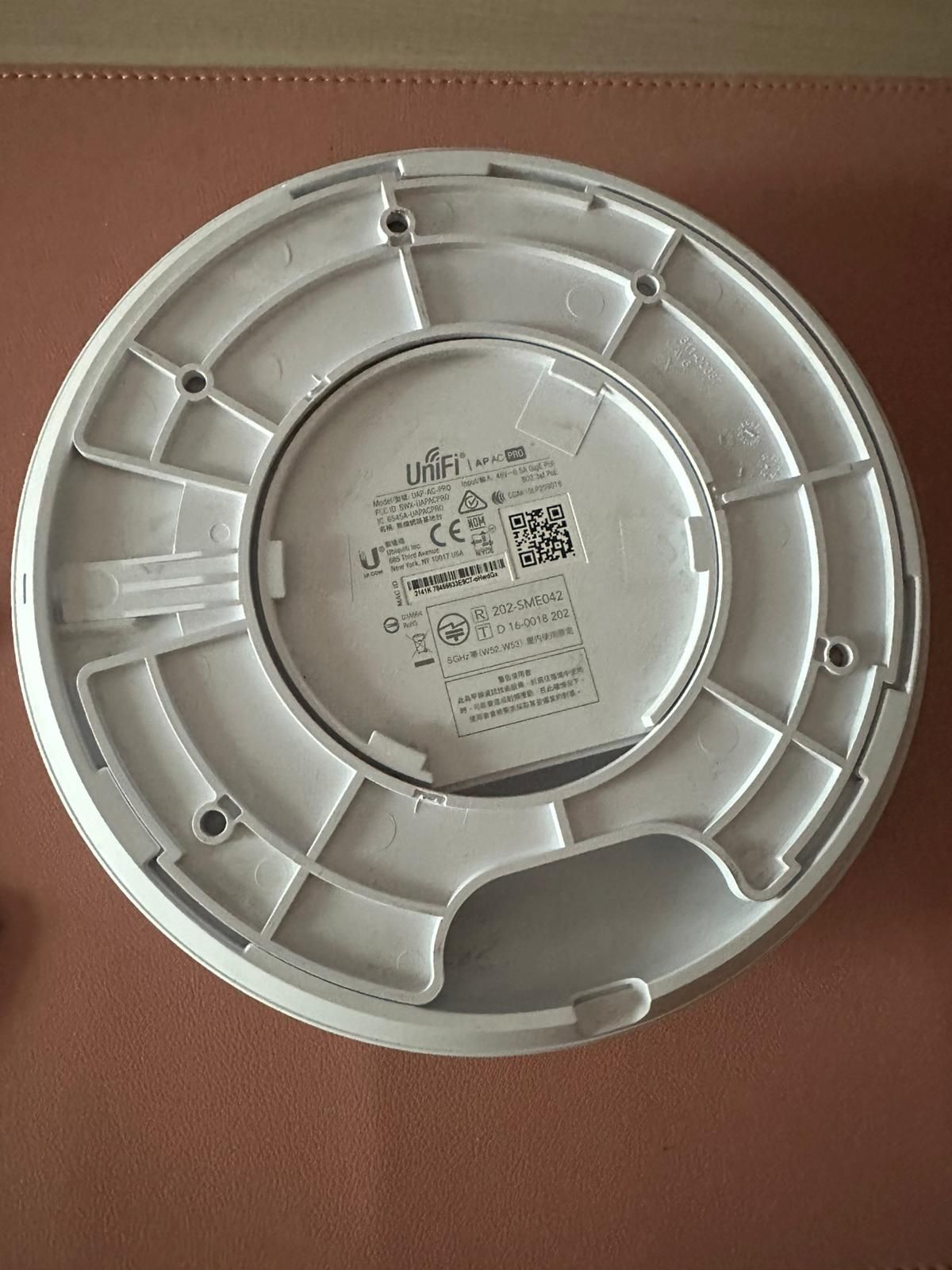 Access Point Ubiquiti UniFi AC Pro, Wi-Fi 2,4 GHz si 5 GHz, UAP-AC-PRO