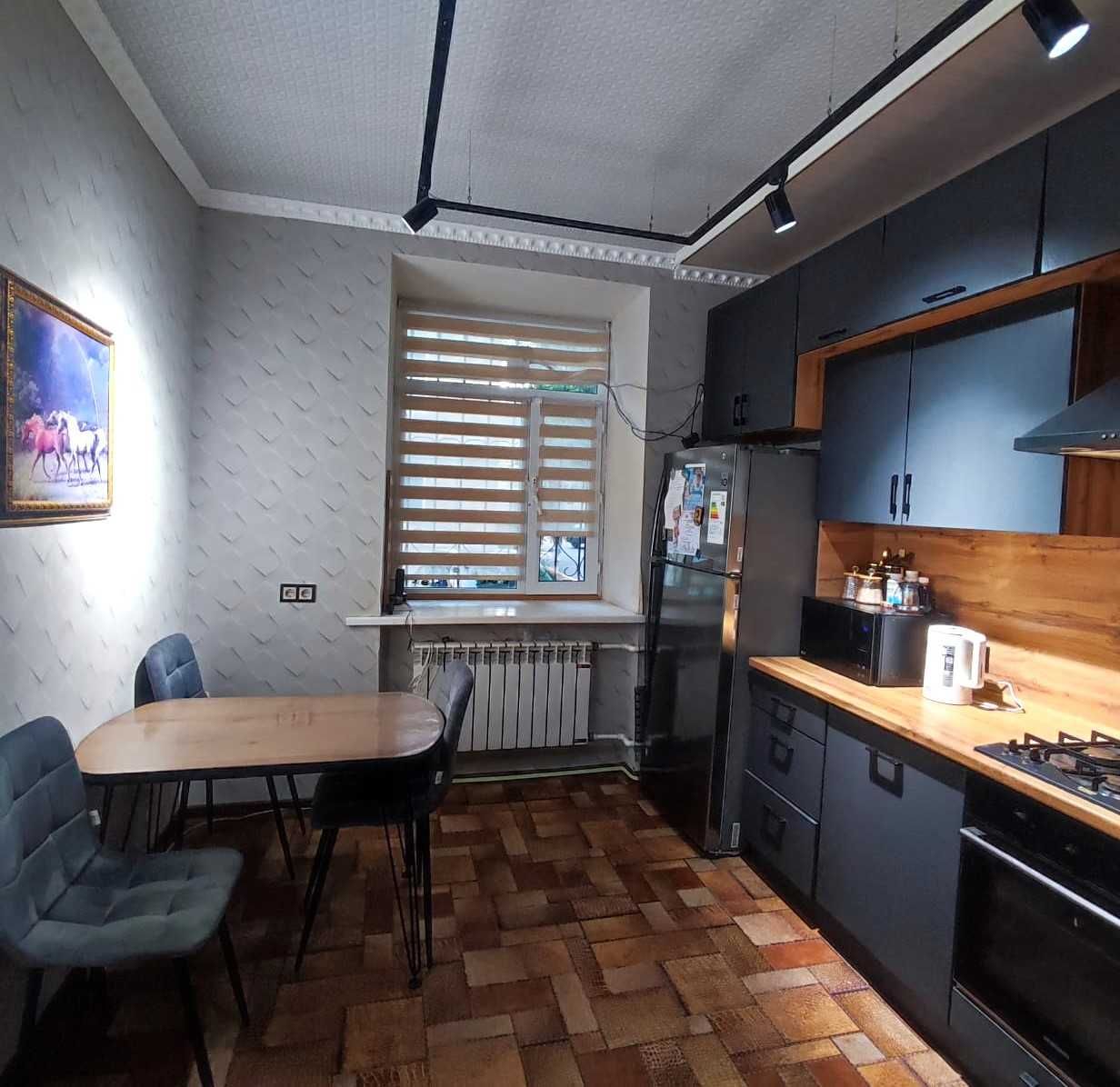 Продаю 3х комн. квартиру в центре, в кирпич. доме по ул. Аль-Фараби.