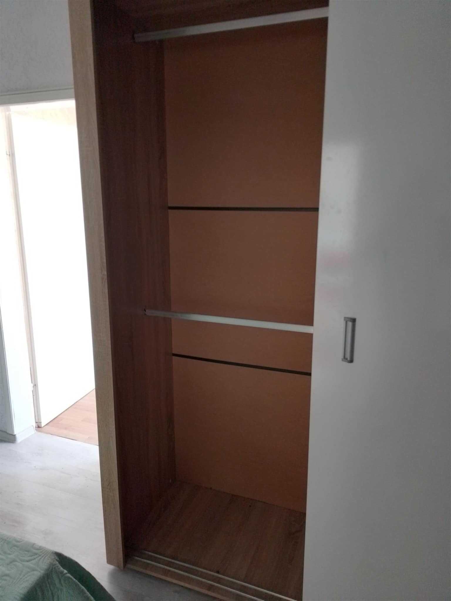 Гардероб L бял гланц220/180, закачалка, трапезна маса , кожено двойно