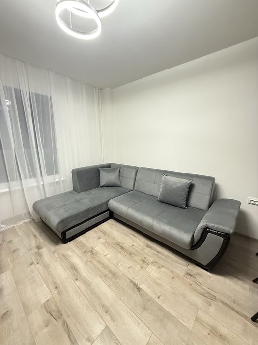 Разтегателен ъглов диван с места за съхранение и 2 бр. възхлавници