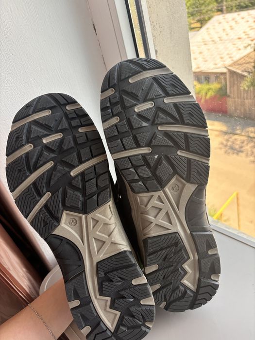 Adidasi de sport noi