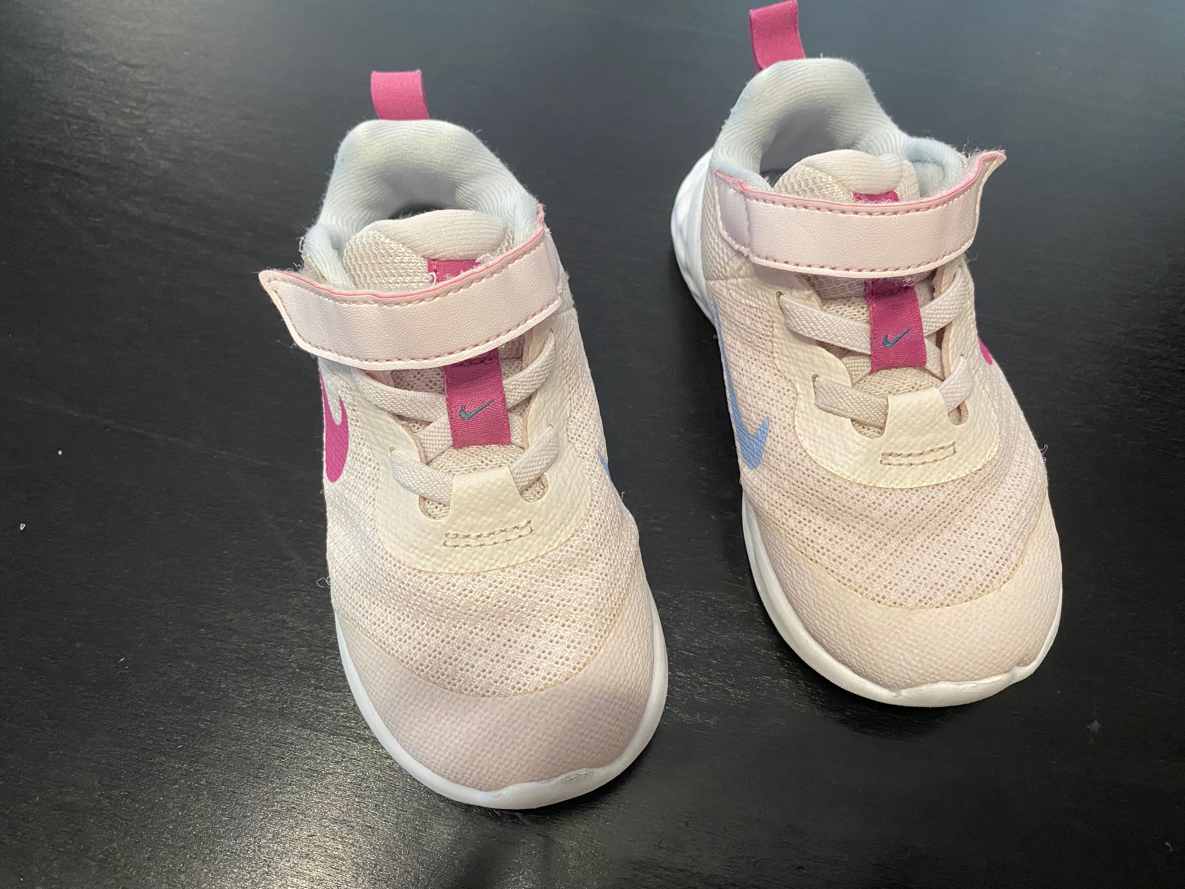 Детски маратонки Nike за момиче.Номер 23,5 цена 30 лв за чифт.