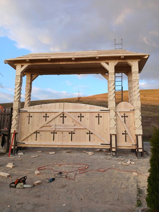 Poarta din lemn masiv