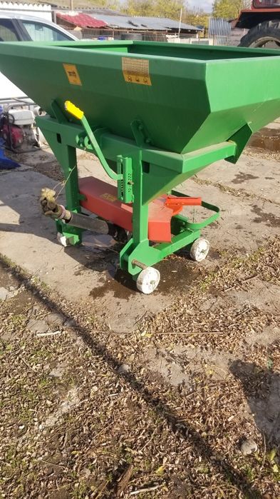 Vand masina de imprastiat invrasamant 600kg cu reglaj de raza