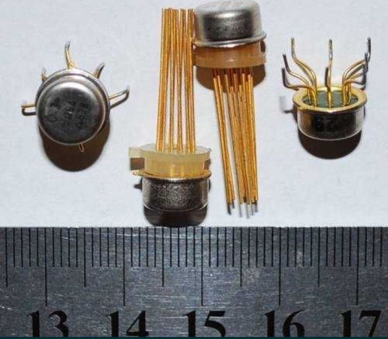 Прием радиодетали миксрохемы конденсаторы транзисторы разъемы серебро