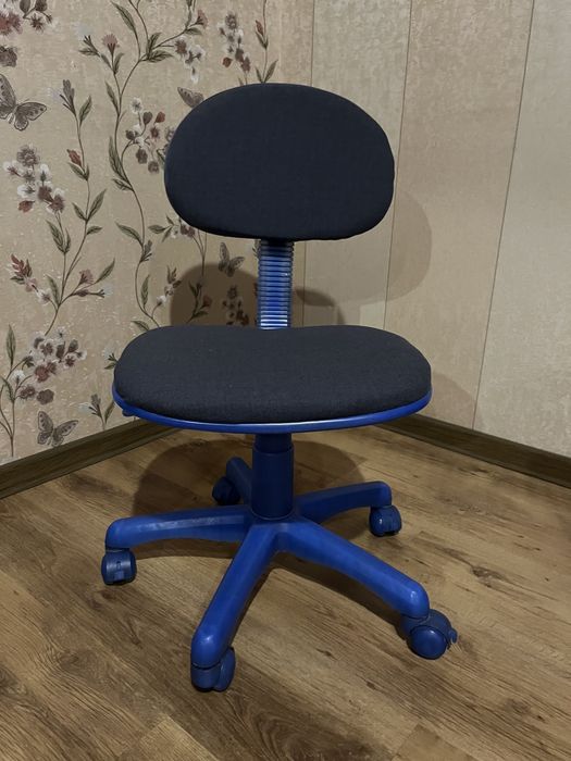 Детское кресло на колесиках