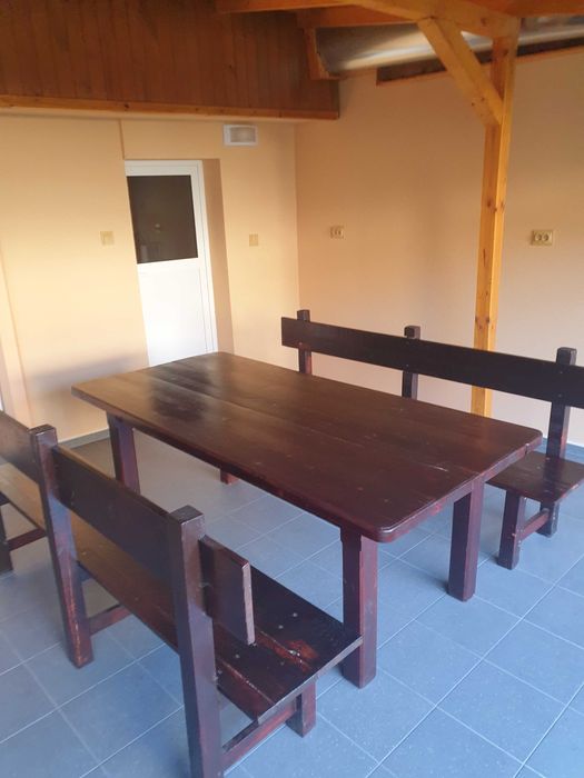 Дървена маса с две пейки