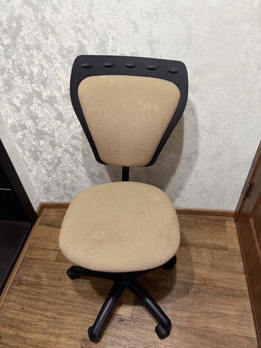 Продам стул на колесах