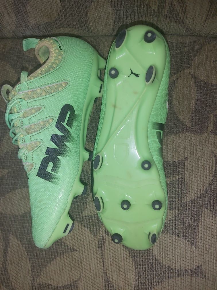 Футболни обувки Adidas и Puma