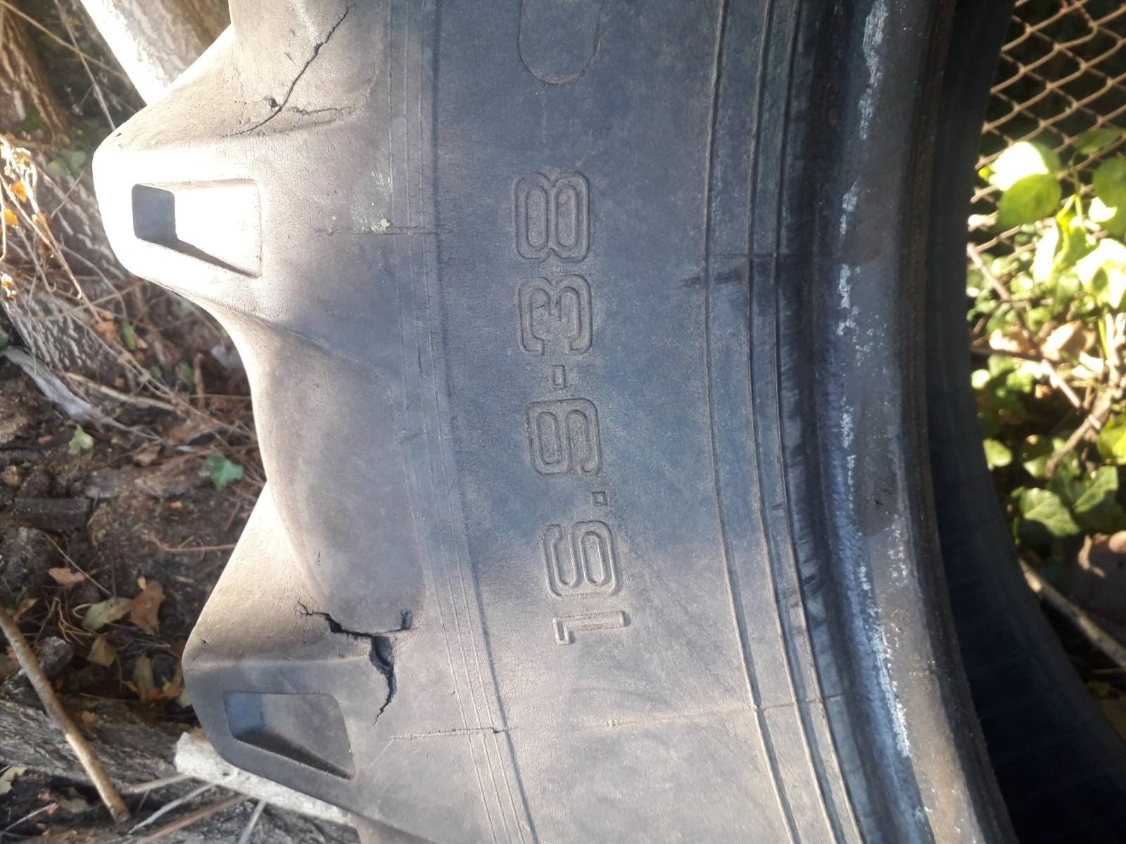 Продавам гуми 16.9 х 38