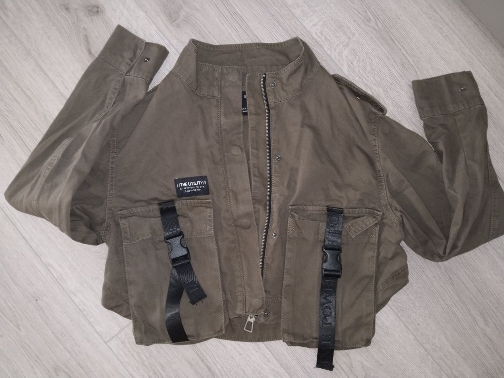 Дънково зелено късо яке на Bershka