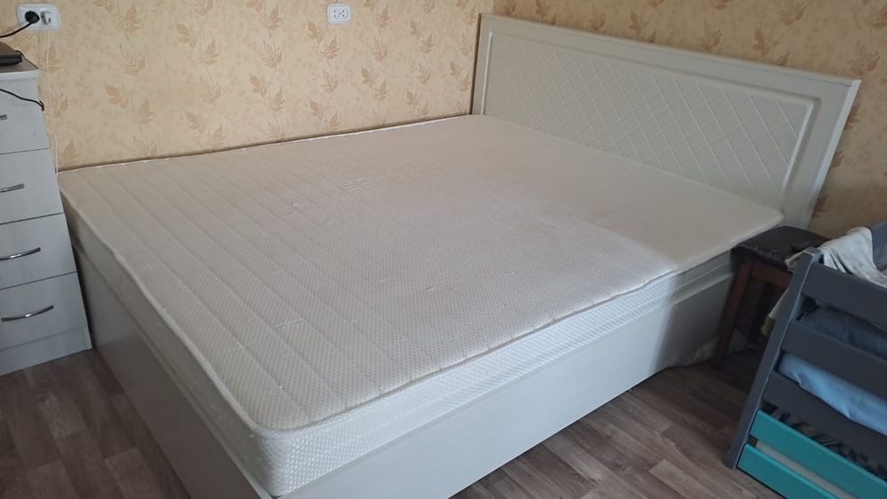 Двухспальная кровать