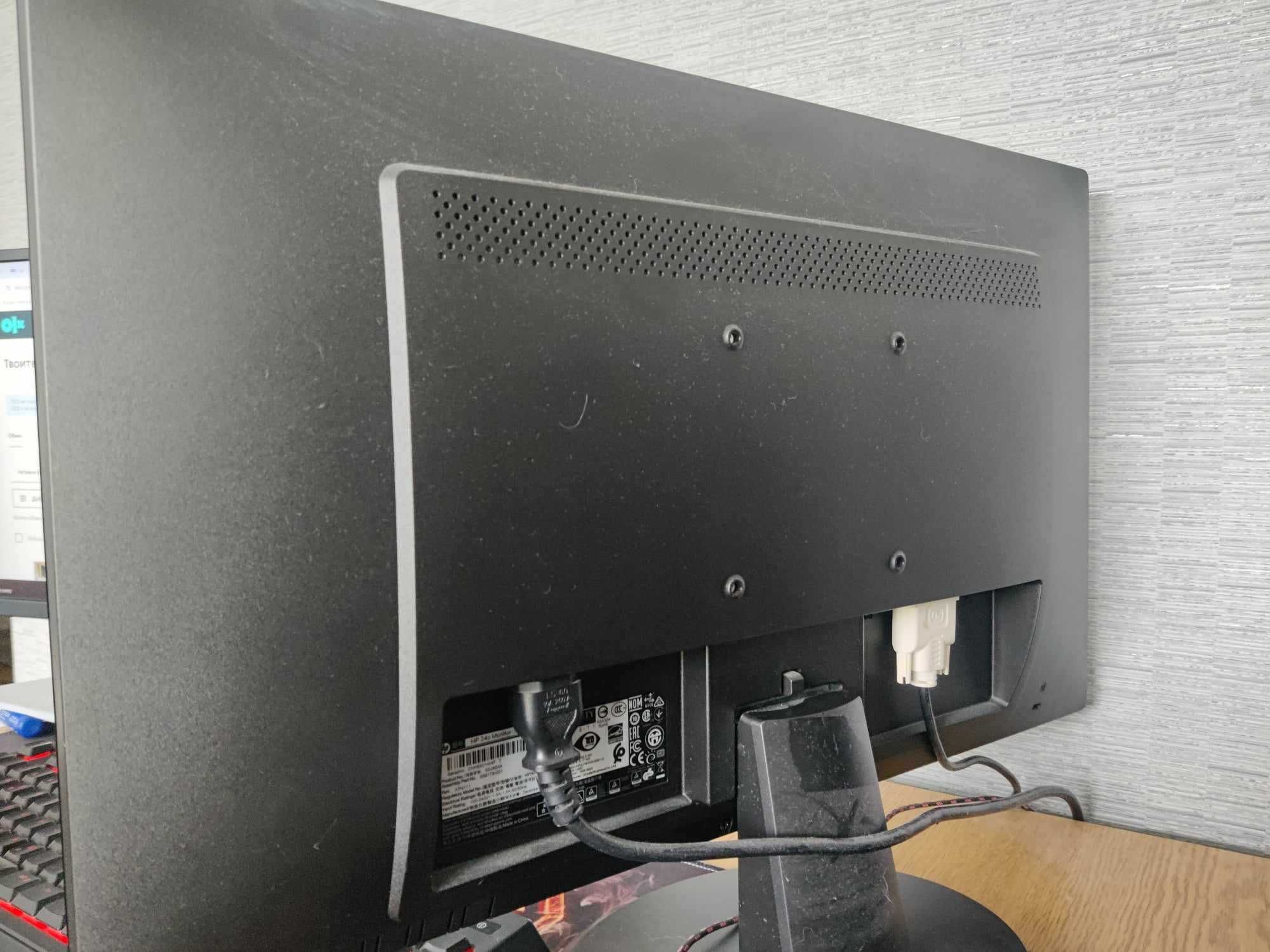 Монитори HP и Acer.