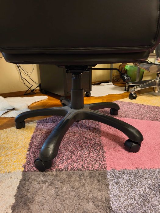 Продавам кожен геймърски стол  AROZZI (черен)