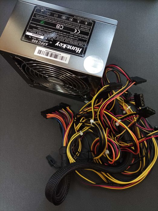 Блок питания Huntkey APFC 600W в идеальном состоянии