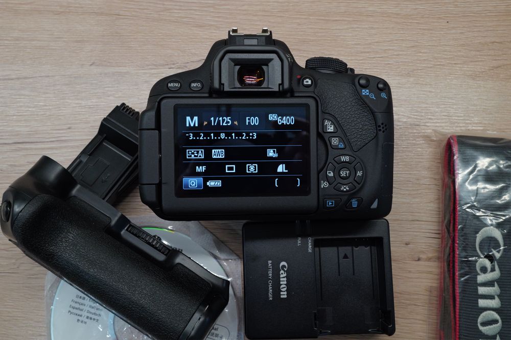 Aparat foto Nou Canon X7i Kiss 700D cu 5 cadre Grip DSLR Touchscreen