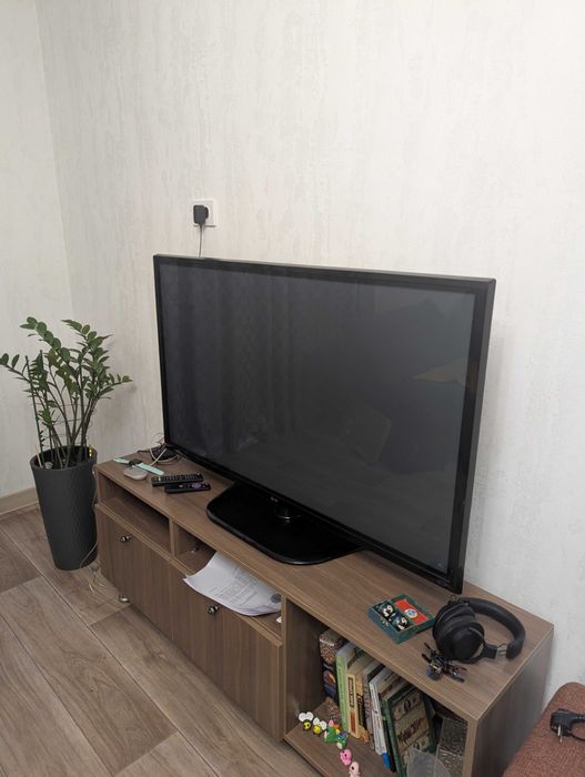 Телевизор марки LG 50 дюймов со смарт приставкой