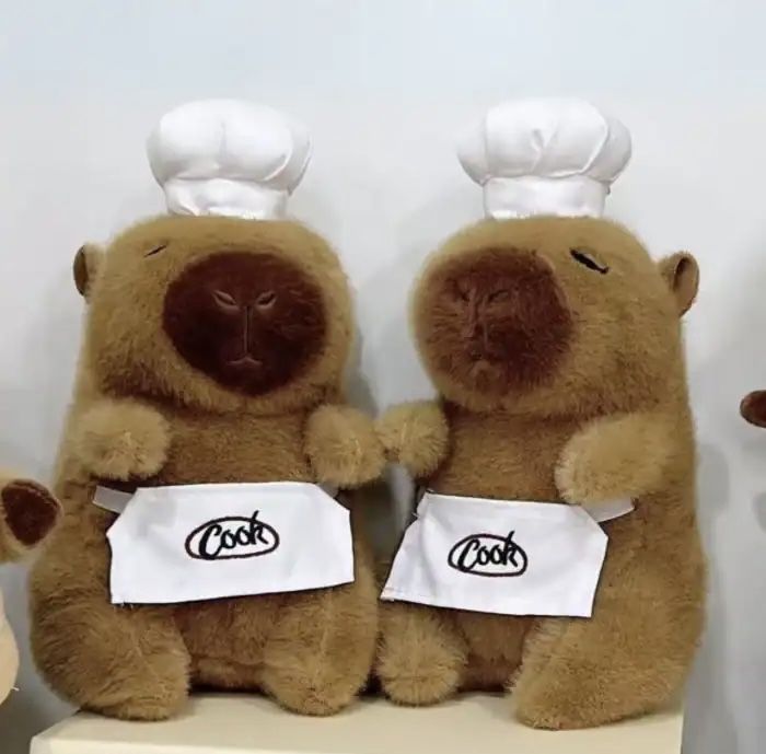 Плюшена играчка Капибара готвач 30см, Capybara с престилка и шапка