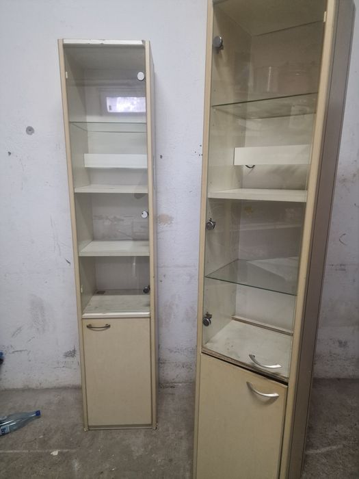 Vând doua uși interior si doua vitrine