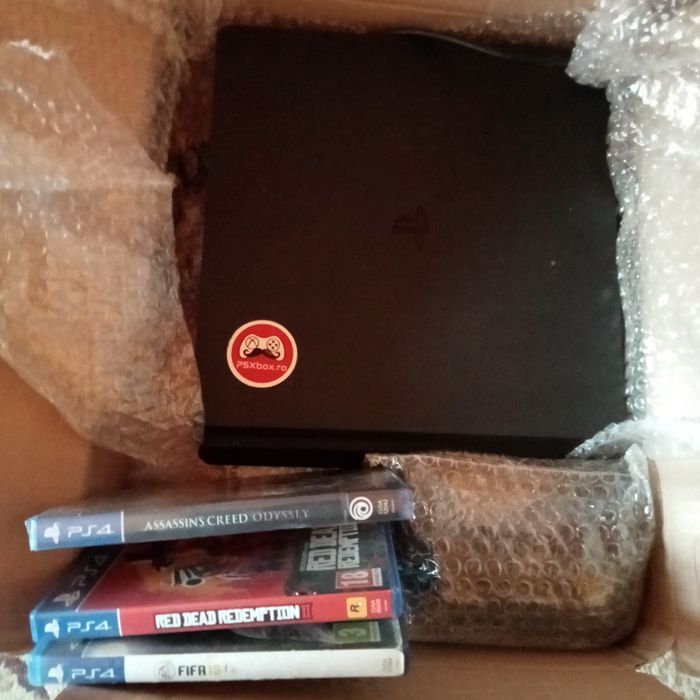 PS4 second hand plus 3 jocuri și un controller