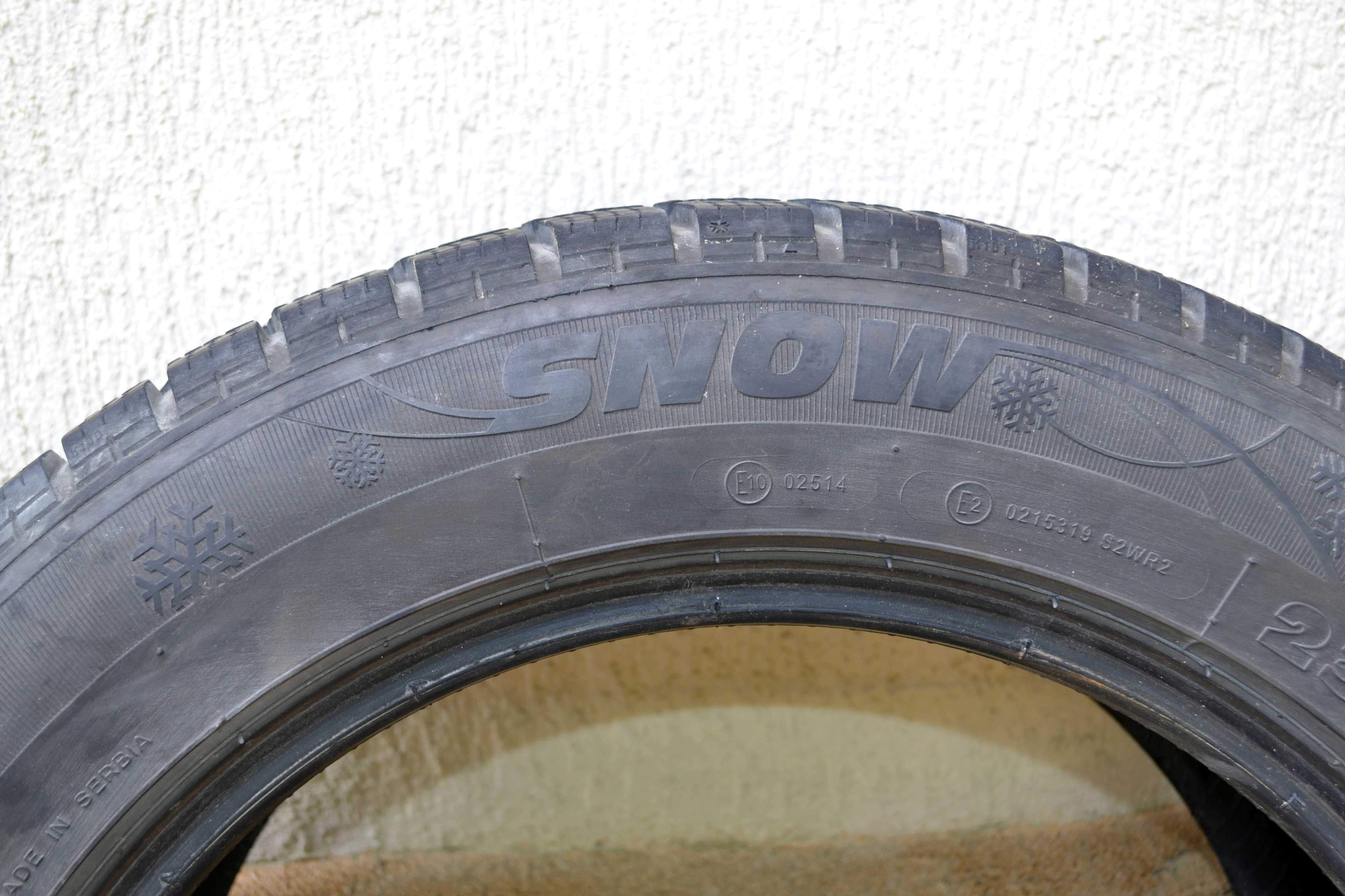 Зимните гуми Зимните гуми не са нови. 235/55/17 четири бр..