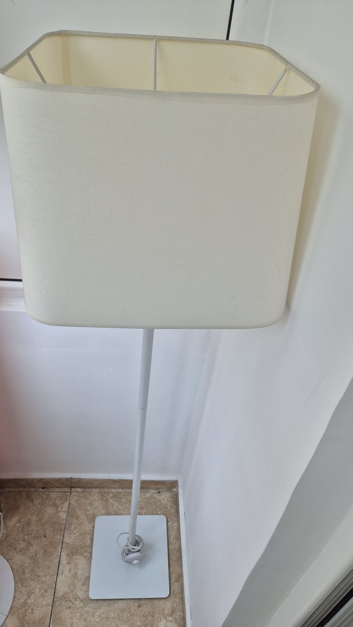 Lampadar alb podea