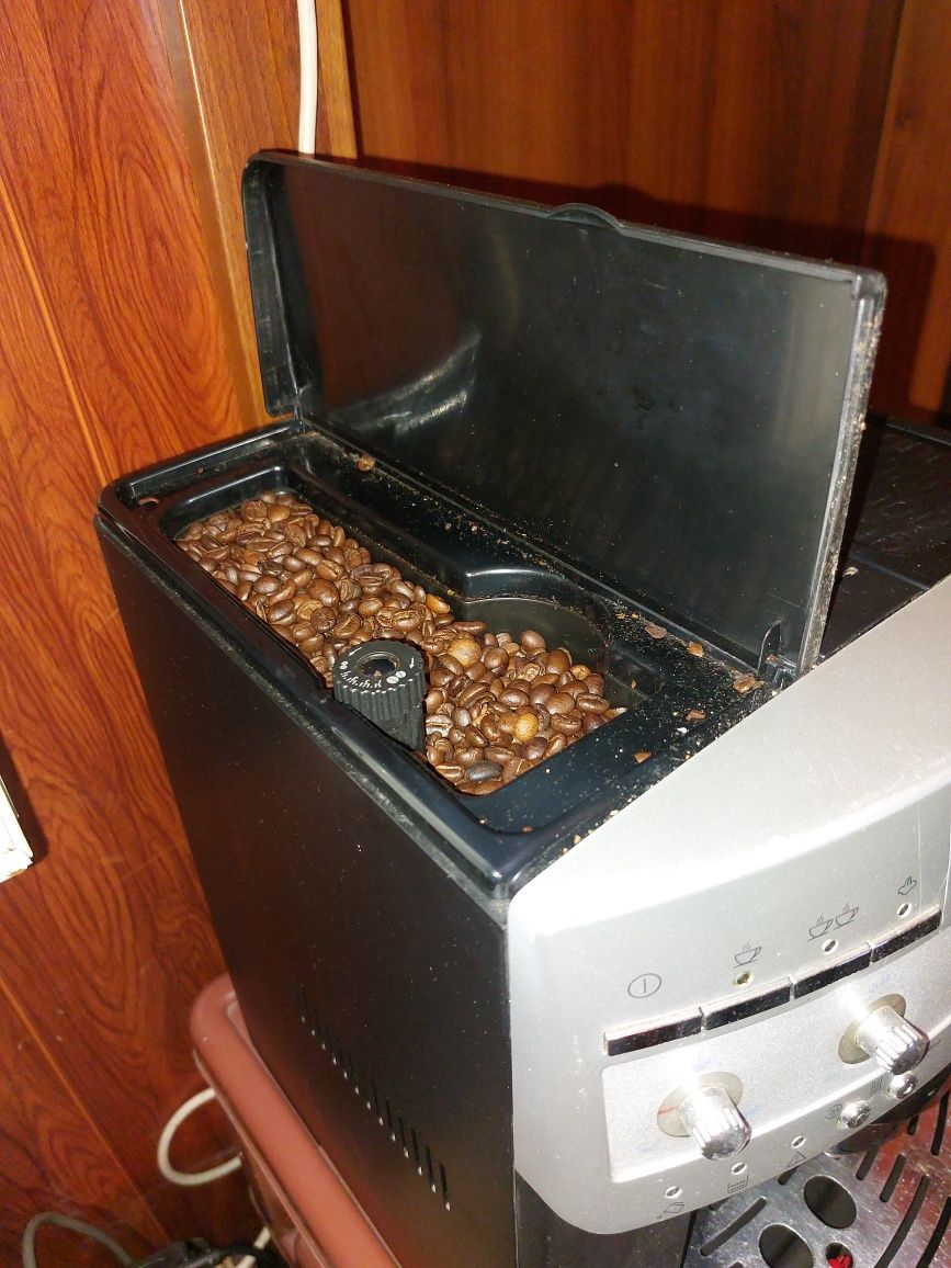 Продавам кафе машина робот Delonghi