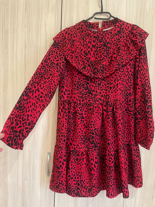 Червена рокля свободна кройка