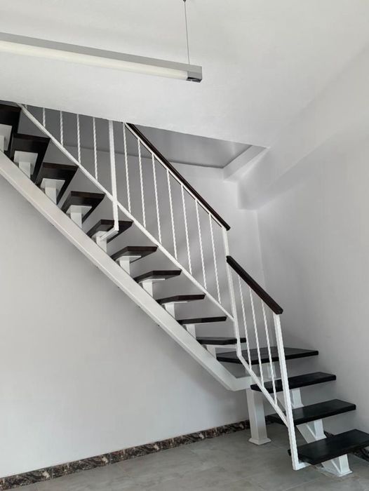 Scări interioare pe vang central cu trepte din lemn masiv