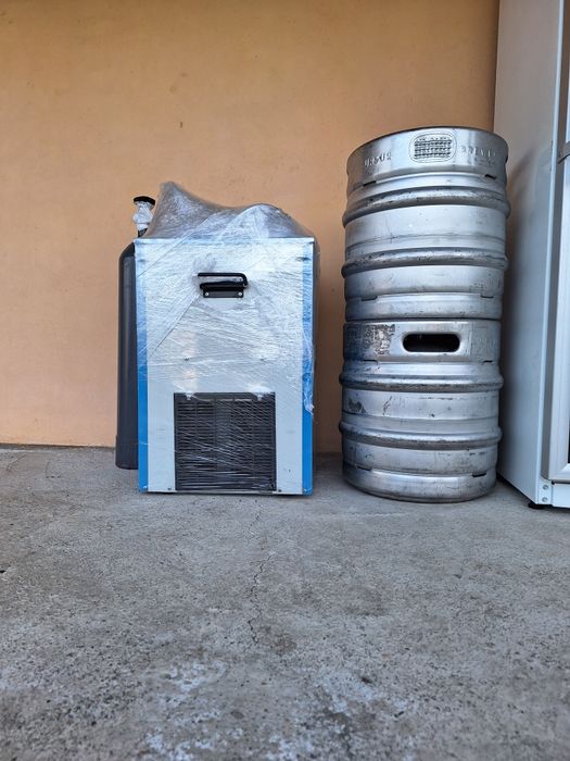 Închiriez pentru evenimente, vitrine frigorifice ,dozator cu 2 linii