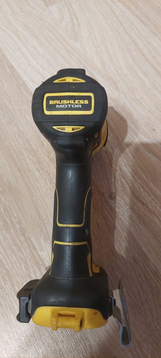 Безчетков ударен винтоверт импакт 18v xr DeWALT DCF887.
Използван в пе