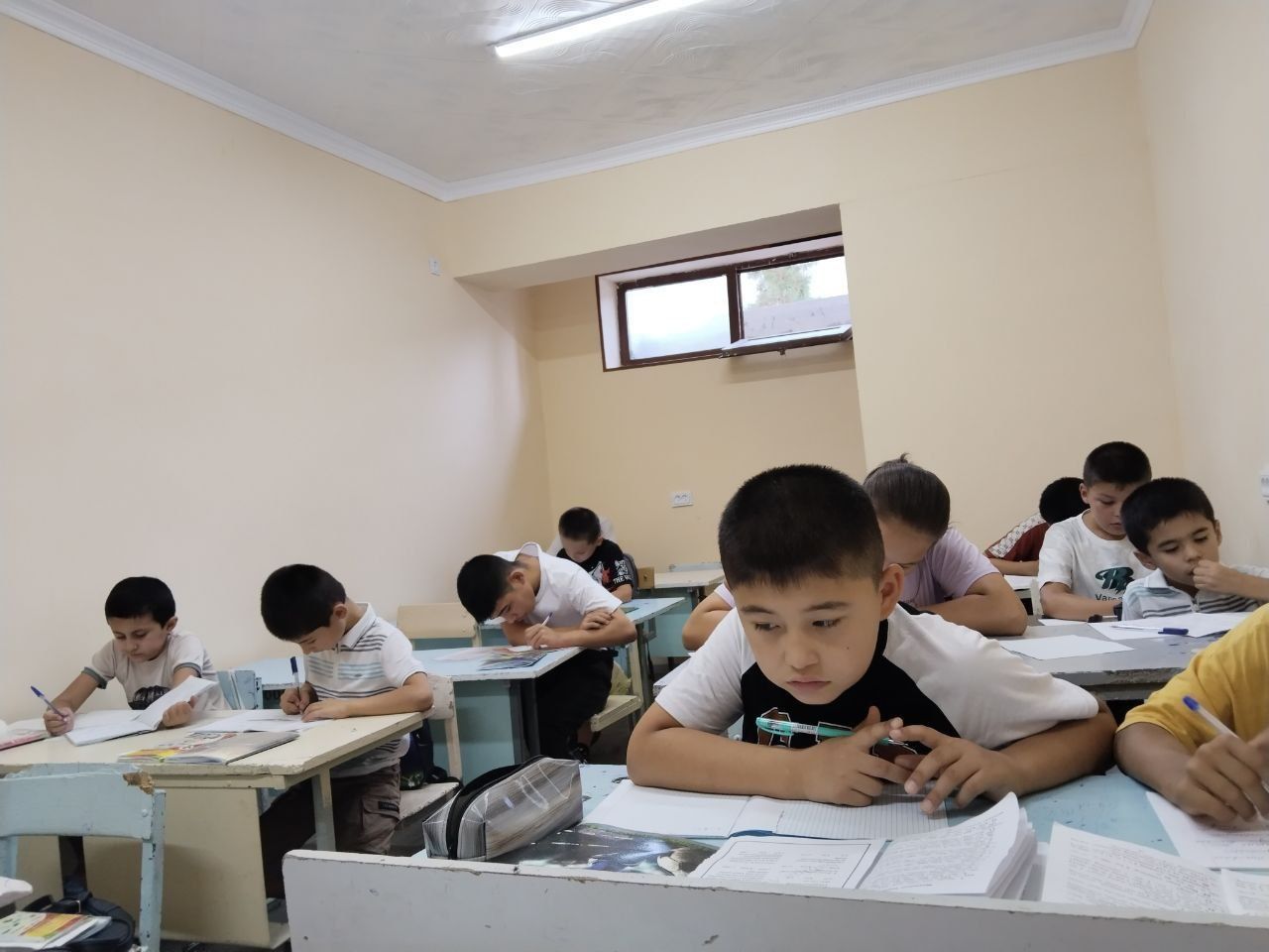 Oʻquv markaz va kursxonalar uchun tayyor parta stullar sotiladi