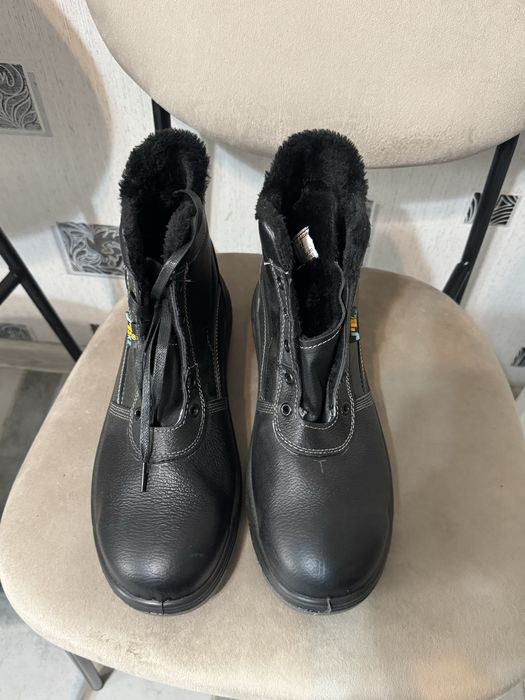 Продам зимнюю спецобувь. Размер 44. Цена 10000 тенге