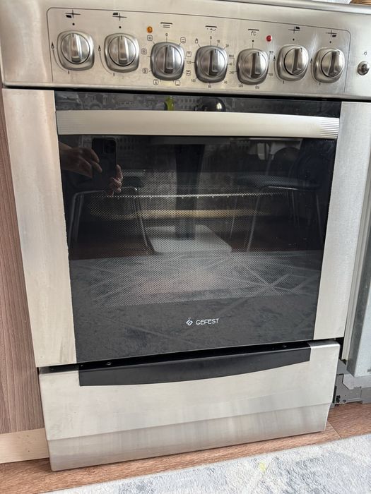 Продам газ плиту с электрической духовкой gefest