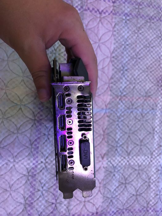 Продавам видео карта 1080 8 гб