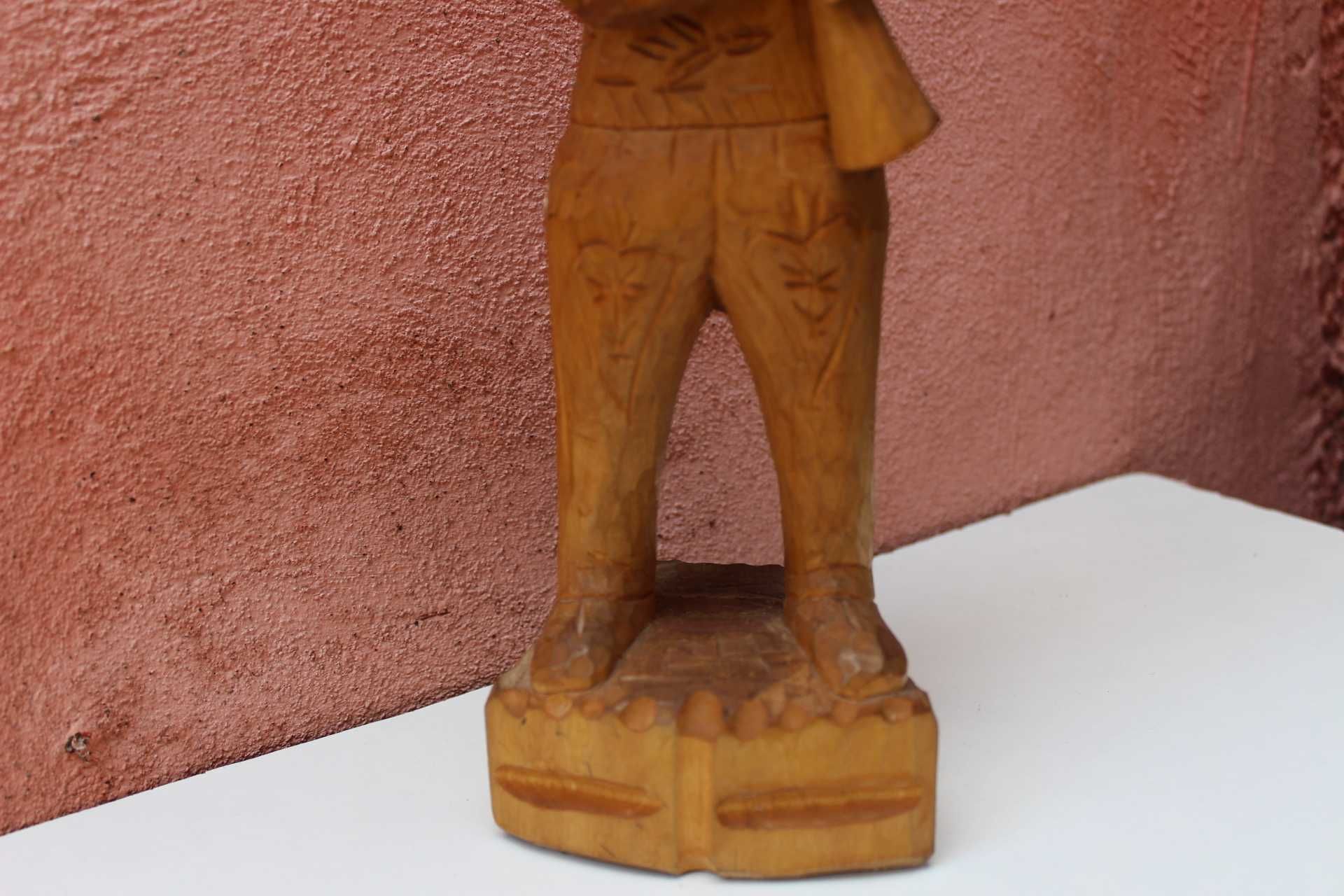 Figurina / Sculptura in lemn, Ciobanas cantand la fluier