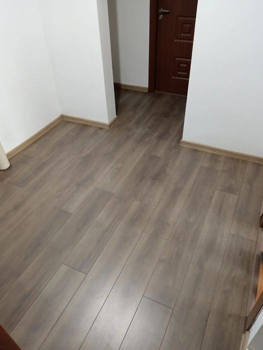 Montaj mobilă, parchet.