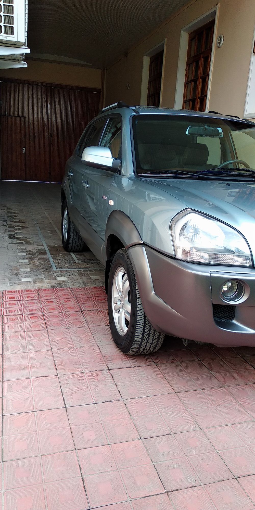 Продаётся HYUNDAI TUCSON  2006 г.в. двигатель 2L TURBO DIZEL