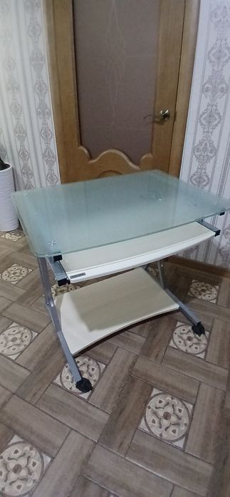 Продам письменный стол, школьный.