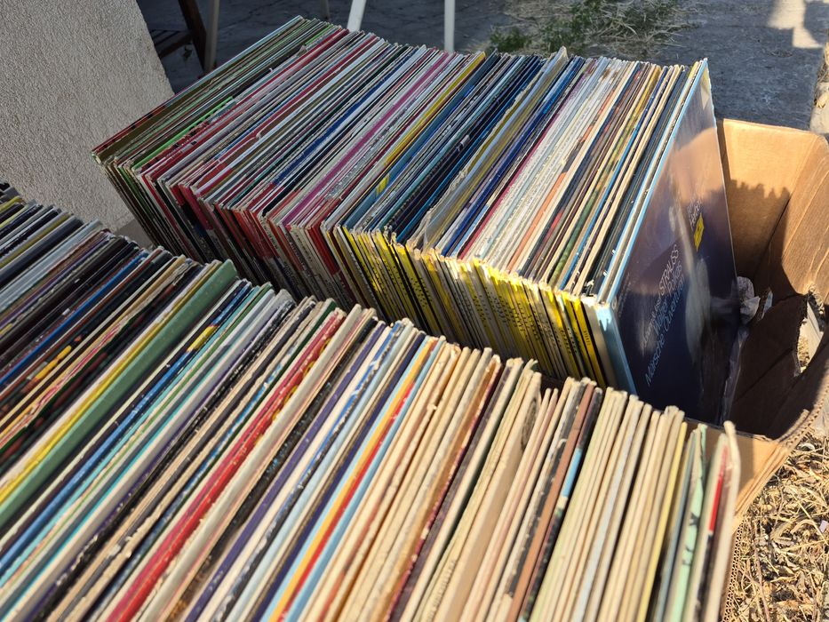 Vând colecție de 200 de discuri vinil cu muzică clasică mixtă.