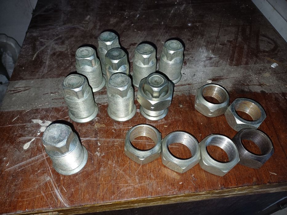 Футорки и гайки на газ 53 новые