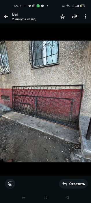 Решетки балкона и окно