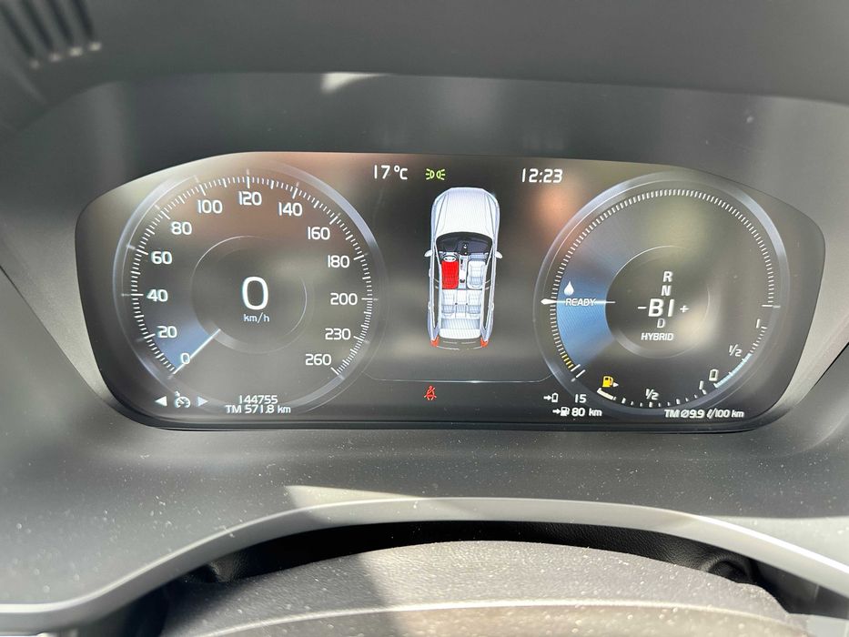 Volvo XC60 T8 Momentum - Hibrid - Automatic - 303 hp - 144.755 km