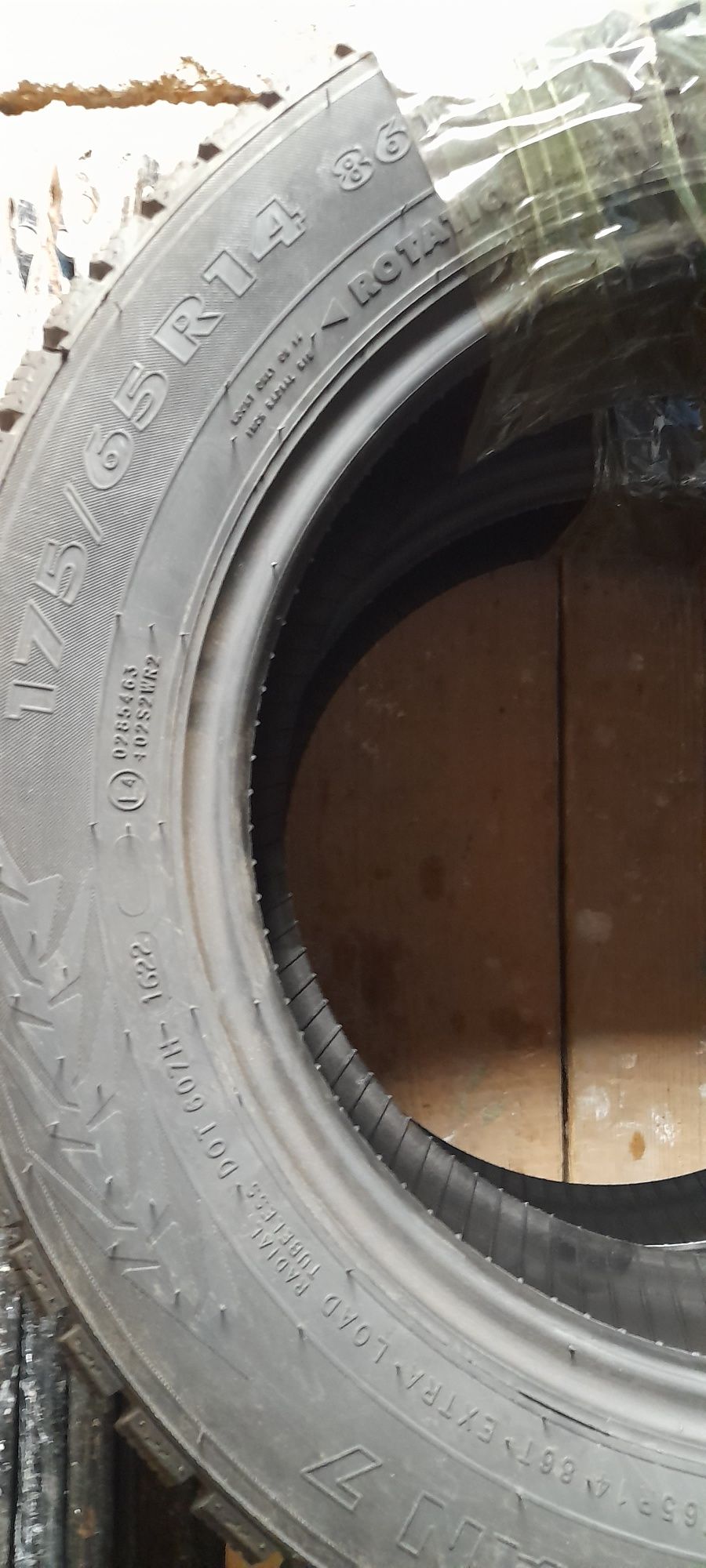 Продам 2е зимние шины 175/65 r14