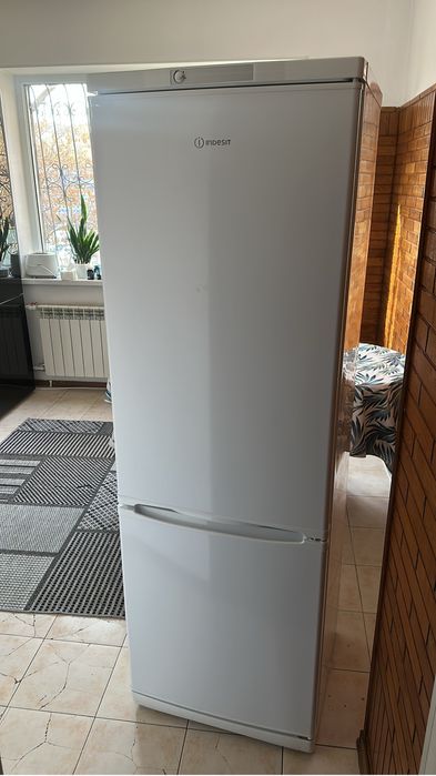 Продам двухкарный холодильник Indesit в отличном состояний