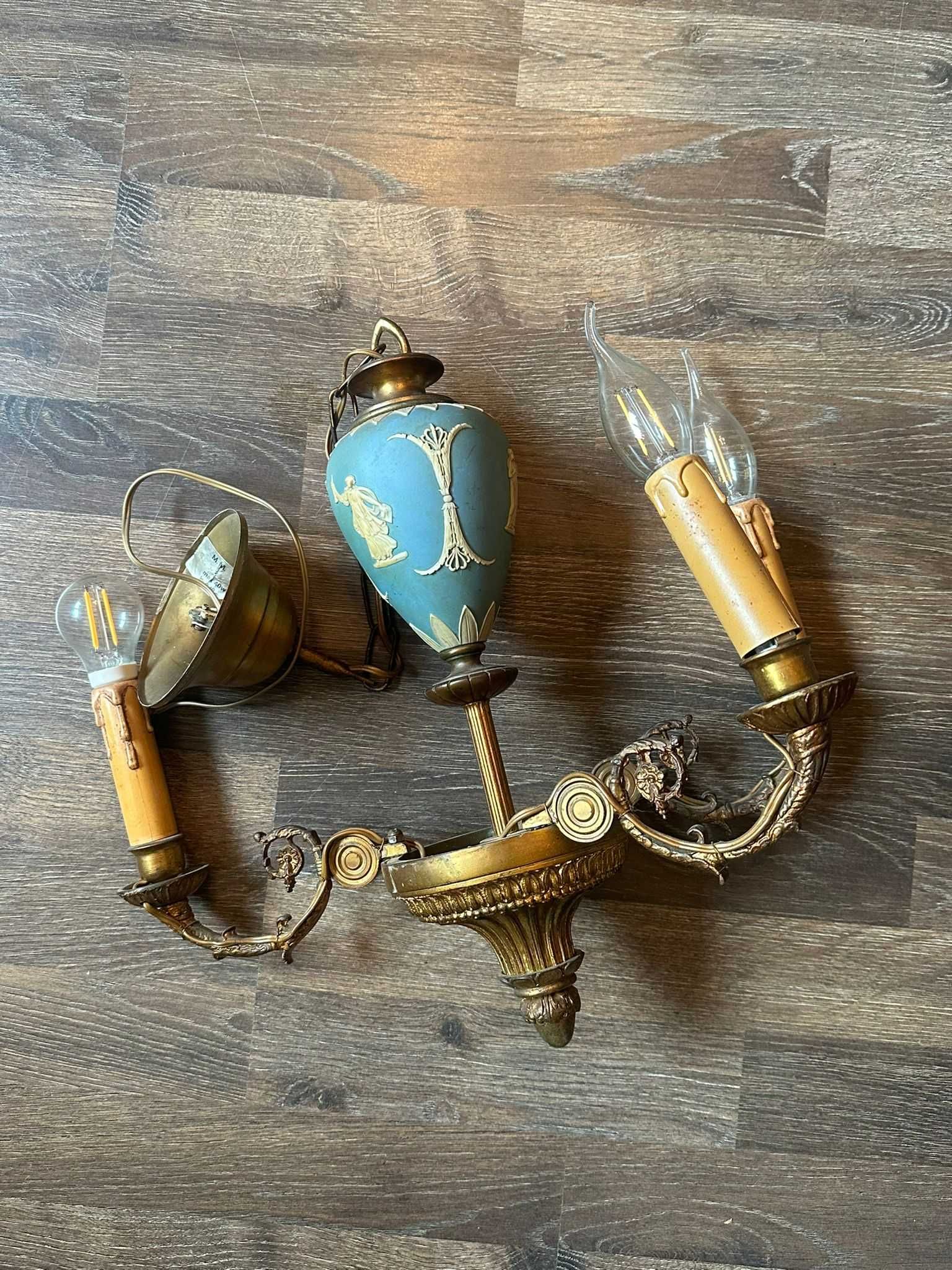 Candelabru din bronz, cu porțelan Wedgwood, mijlocul sec. XX