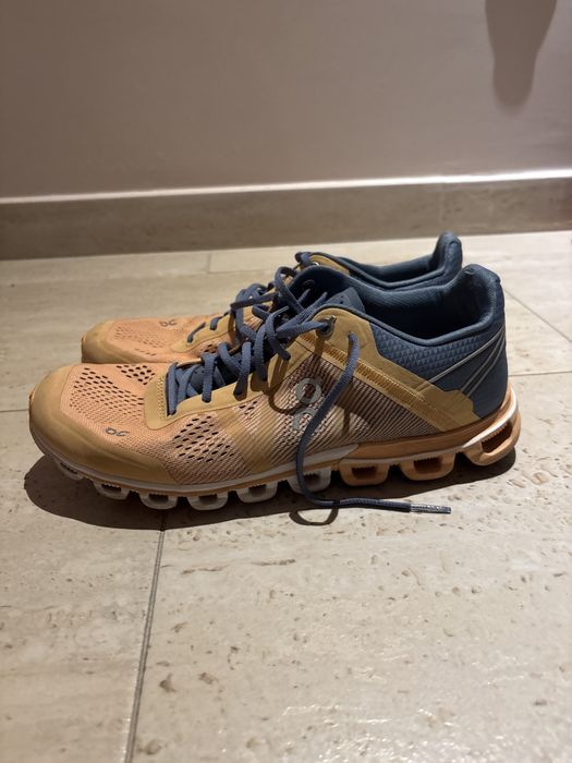 Продавам обувки на cloudnova